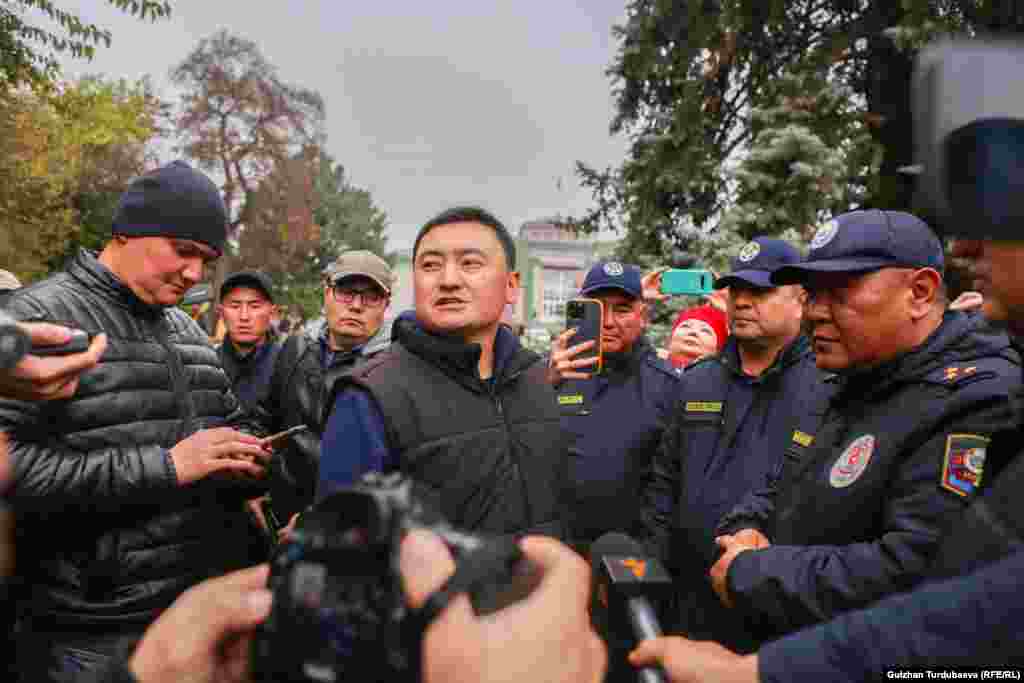 Жарандык активист Улан Үсөйүн иш-чаранын талаптары менен анын башында тааныштырган: "Бүгүнкү акциянын эки талабы бар: Биринчиси - Кемпир-Абад суу сактагычынын жери берилбесин! Бийлик элге суу сактагычы жана чек ара боюнча бардык документтерди ачыктасын. Эл чындыкты билсин! Экинчи талап - кечээ кармалгандардын баары бошотулсун! Садыр Жапаров президенттикке келерде куугунтук болбойт деп убада берген, бирок иш жүзүндө кандай болуп жатканын көрүп турабыз", - деди Үсөйүн.