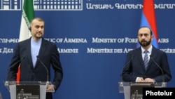 Министр иностранных дел Ирана Хосейн Амир Абдоллахиан (слева) и министр иностранных дел Армении Арарат Мирзоян на совместной пресс-конференции, Ереван, 20 октября 2022 г.