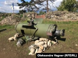 Mbetjet e një rakete Tochka-U, të cilën ushtria ruse e përdori në një qytet ukrainas. Mbetjet, së bashku me armët e tjera ruse të përdorura në Ukrainë, janë ekspozuar në oborrin e kështjellës Uzhhorod.