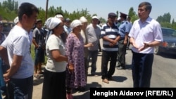 Кадамжай районунун акими Акрам Мадымаров чек арачылардын колунан ажал тапкан Бакыт Тагаевдин жакындары менен жолугушууда. 20-июнь, 2013.