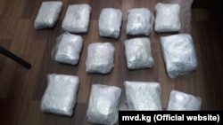 Милициянын подполковниги менен анын шеригинен алынган 13 килограмм героин. 18-апрель, 2018-жыл.
