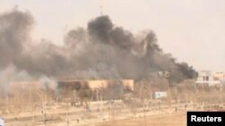 Жаңаөзендегі қақтығыс кезінде өртеніп жатқан ғимарат. Reuters TV, 16 желтоқсан 2011 жыл.  