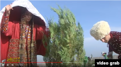 Bag ekmek çäresine gatnaşmaly bolan ýaş çatynjalar.