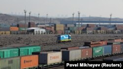 Грузовые поезда на казахстанско-китайской границе