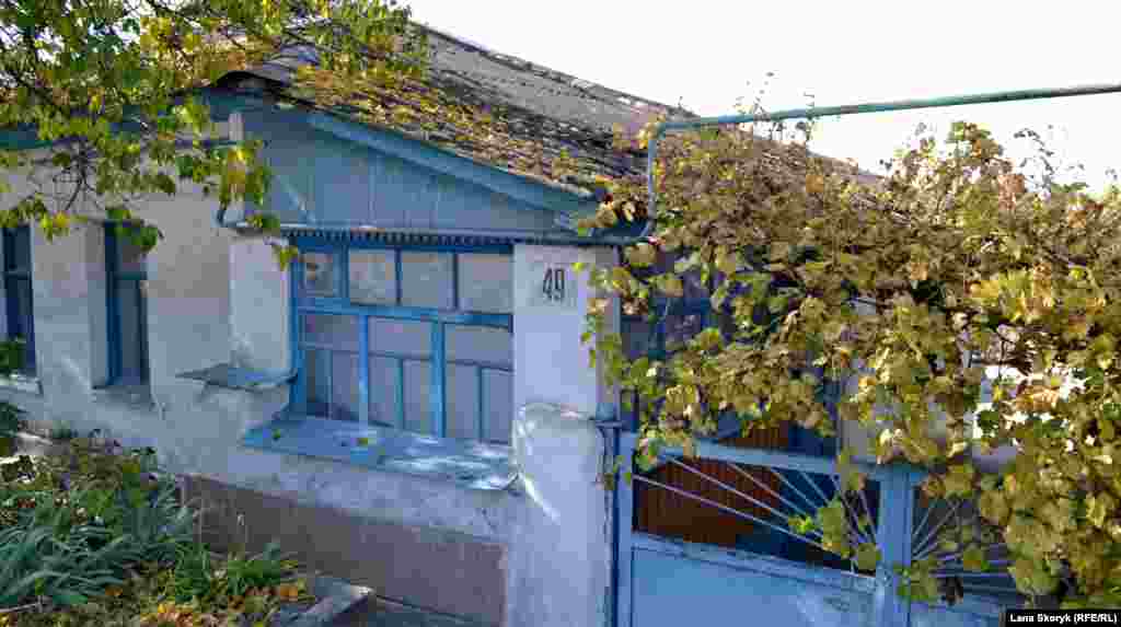 Виноград утворив намет над подвір'ям старого будинку