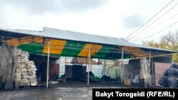 Бишкектин Гагарин көчөсүндө жайгашкан көмүр саткан жер. 22-октябрь, 2021-жыл.