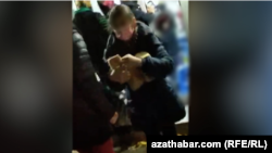 Azatlyga gowşan wideo ýazgylarda çörek satuwy başlaýança, dükanyň töweregindäki agaçlaryň aşagynda irkilip oturan ýaşaýjylary we 10-12 ýaşly çagalary görse bolýar.​ (Arhiw suraty)