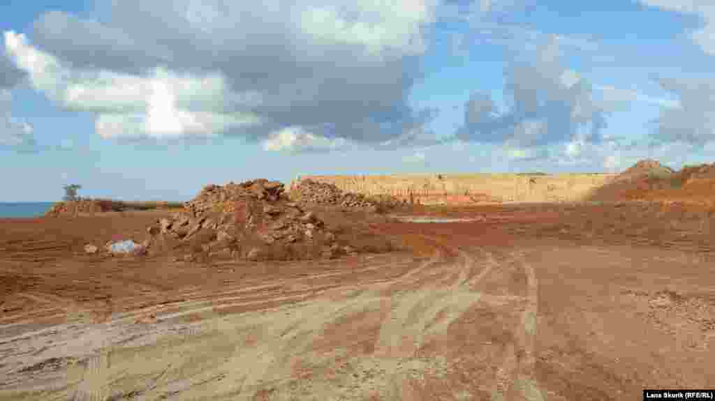 Кар'єр, майданчики якого влітку відпочивальники використовують як імпровізовану автостоянку, наразі порожній