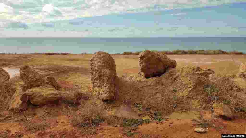 Глиби ґрунту на одній із терас кар'єру