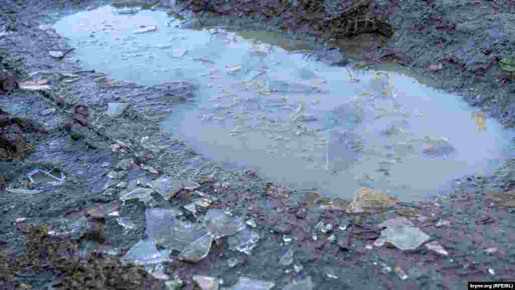 Утром небесное светило еще не успело растопить скованные легким морозцем лужи