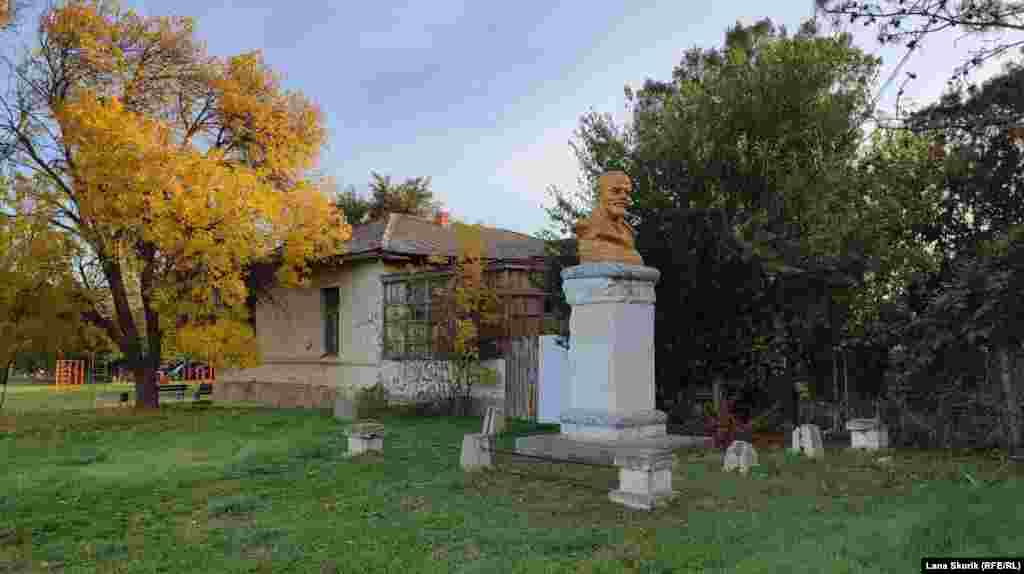 Біля сільського футбольного поля сяє свіжою бронзовою фарбою пам'ятник Леніну