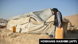 تصویر آرشیف: حبیبه کودک خرد سال که در ولایت بادغیس به عقد نکاه در آمده و باید کار های شاقه یی را در خانواده انجام بدهند