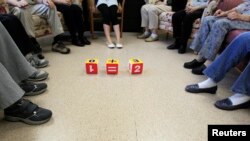  În România, peste 300.000 de oameni trăiesc cu diagnosticul de Alzheimer. Rata de diagnosticare a acestuia este scăzută, undeva între 10 și 15%. Un grup de oameni, participanți la un curs de memorie organizat de un centru comunitar din Hong Kong.