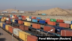 Вагоны на железной дороге, соединяющей Казахстан и Китай. Сейчас действует две железнодорожные линии, начато строительство третьей.