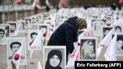 تصاویر شماری از قربانیان اعدام‌های ۶۷ در یک نمایشگاه فضای باز در پاریس
