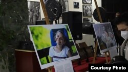 Дел од атмосферата за време на изложбата „И јас сум тука“