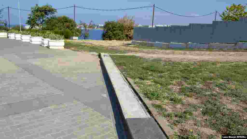 Гранітні парапети на території навколо пам'ятника теж місцями залишилися без плит