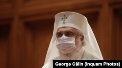 De la începerea pandemiei, Biserica a fost nevoită să se adapteze la măsurile de limitare a răspândirii virusului, lucru dificil în contextul procesiunilor sau evenimentele religioase la care participau, tradițional, mulțimi de oameni. În imagine, Patriarhul Daniel în Parlament, septembrie 2021.