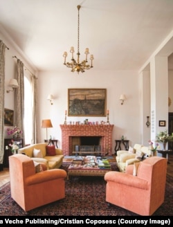 Salonul mare al castelului reamenajat în stilul inspirat de Regina Elena.