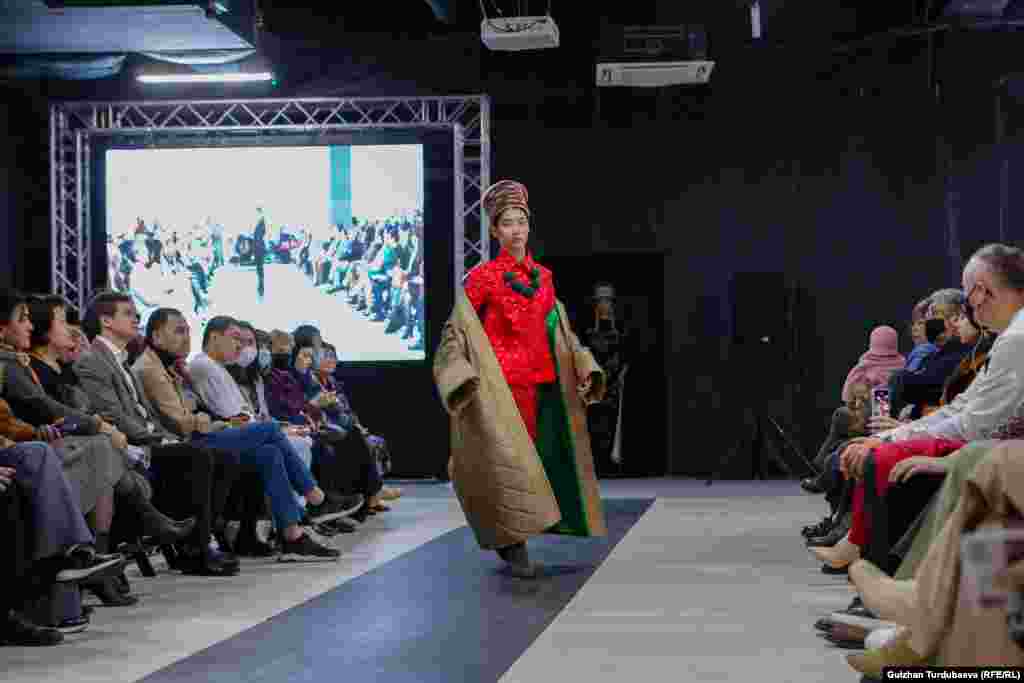 Копирайтер и креативный предприниматель Азат Марат похвалил коллекции "Уулман" и "Чапан сары": &laquo;​Мне особенно понравились две коллекции. Но если говорить в целом о показе, нужно сказать, что кыргызские дизайнеры должны работать над улучшением коллекций и их завершенностью. По-моему, в скором времени кыргызская мода может встать в один ряд с мировыми домами.&nbsp;&nbsp;