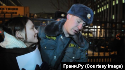 ანასტასია ზინოვკინას რუსეთის პოლიცია აკავებს