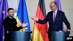 Președintele ucrainean Volodimir Zelenski și cancelarul german Friedrich Merz într-o conferință de presă comună după videoconferința liderilor europeni cu președintele SUA pe tema războiului din Ucraina - 13 august 2025.