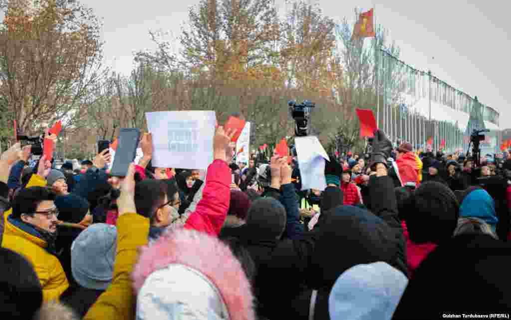 Акция против коррупции и давления на свободу слова прошла на фоне журналистских расследований о коррупционных схемах на таможне и иске Матраимовых против СМИ на общую сумму в 60 млн сомов.