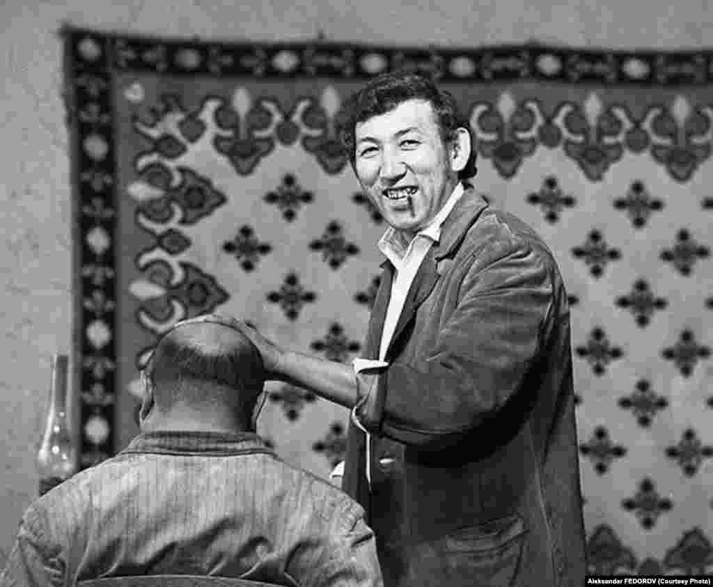 "Көчө" тасмасынан алынган кадрлар.