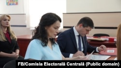 Victoria Furtună la CEC, pe 16 august, când a depus actele pentru înregistrarea Partidului Moldova Mare în cursa pentru alegerile parlamentare din 28 septembrie.