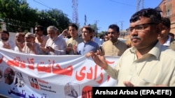 په پاکستان کې خبریالانو پر مطبوعاتو د محدودیتونو خلاف وخت په وخت مظاهرې کړې دي - انځور له ارشیفه