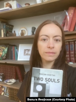 Вольга Іваноўская трымае першую кнігу выдавецтва Grunwald -- культавая аповесьць Максіма Гарэцкага «Дзьве душы» ў перакладзе на ангельскую.