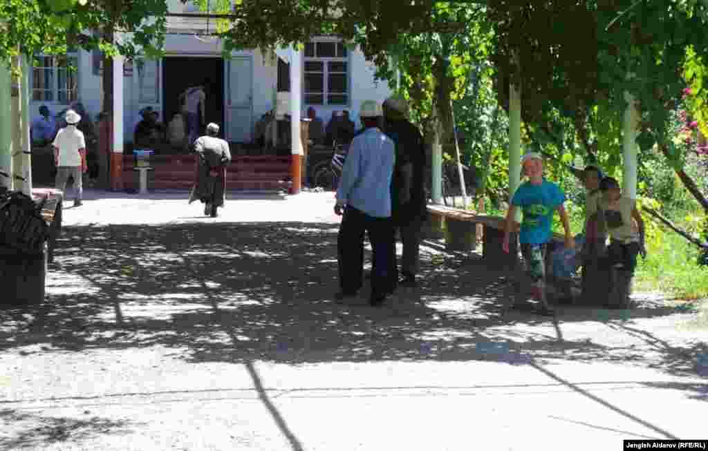 Центральный вход мечети "Нуъмон" в Баткене