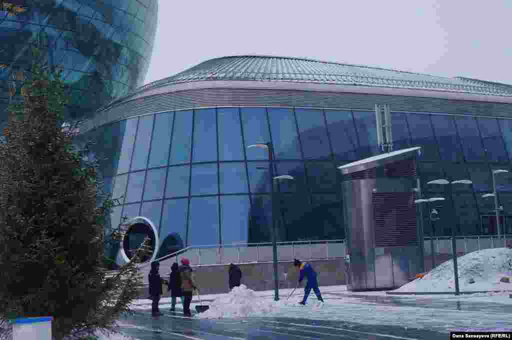 На территории EXPO ожидается открытие Международного финансового центра "Астана", Международного центра "Энергия будущего" и Международного парка IT-стартапов, но строительные работы ведутся пока только у катка. Единственные работники около других павильонов &mdash; чистильщики снега.&nbsp;