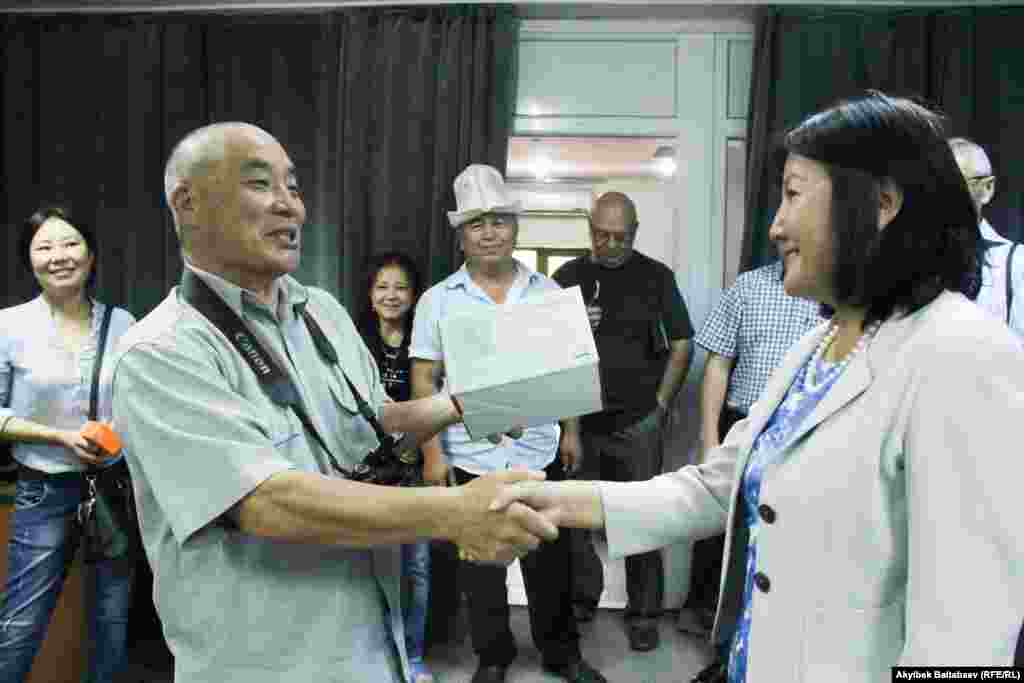 Бекмурат Нурдоолотов получил фотоаппарат за фотоблог "Политическая голдовка в Курменти".&nbsp;