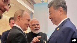 Vladimir Putin, glumind cu premierul indian Narendra Modi și președintele chinez Xi Jinping, la un summit în portul chinez Tianjin