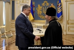 Президент України Петро Порошенко під час зустрічі з предстоятелем Української православної церкви (МП), митрополитом Онуфрієм. Київ, 18 квітня 2018 року