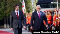 Irakli Kobahidze, prim-ministrul Georgiei, primindu-l la Tbilisi pe Viktor Orbán, prim-ministrul Ungariei. Liderul maghiar este unul din puținii prieteni ai regimului Visului Georgian în UE.