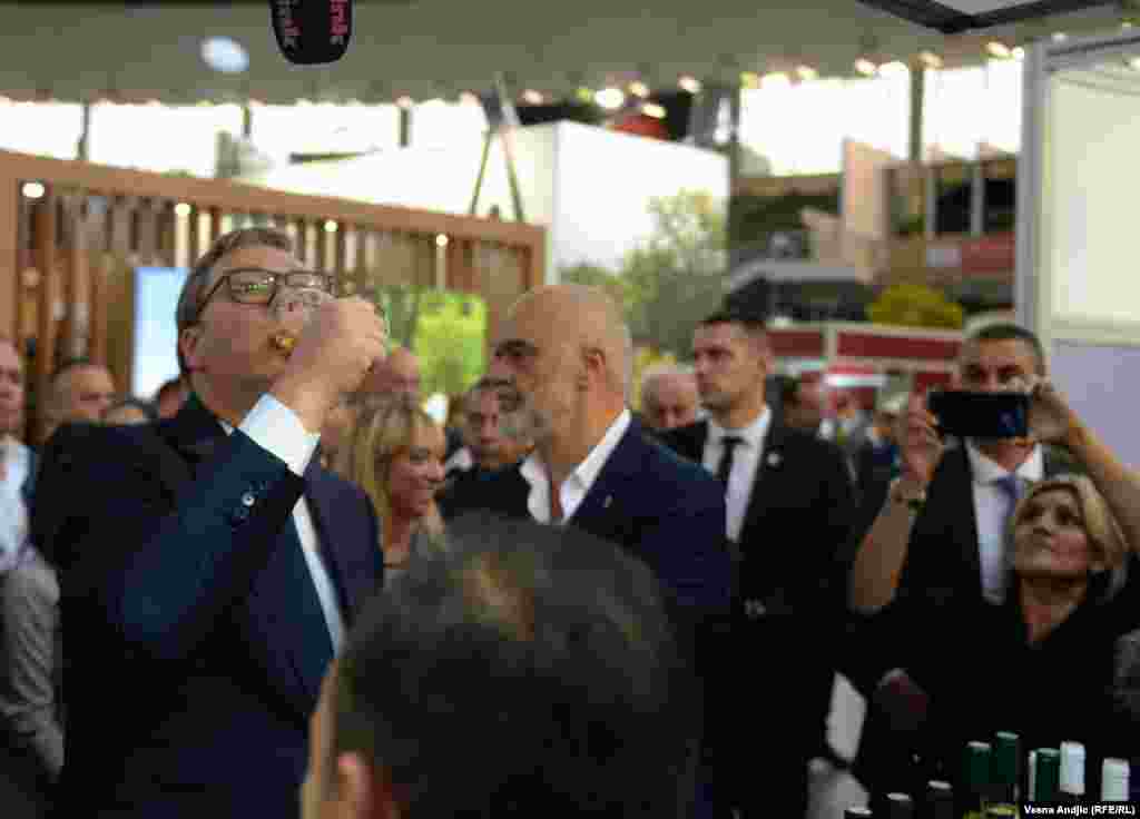 ... a potom je i degustirao.