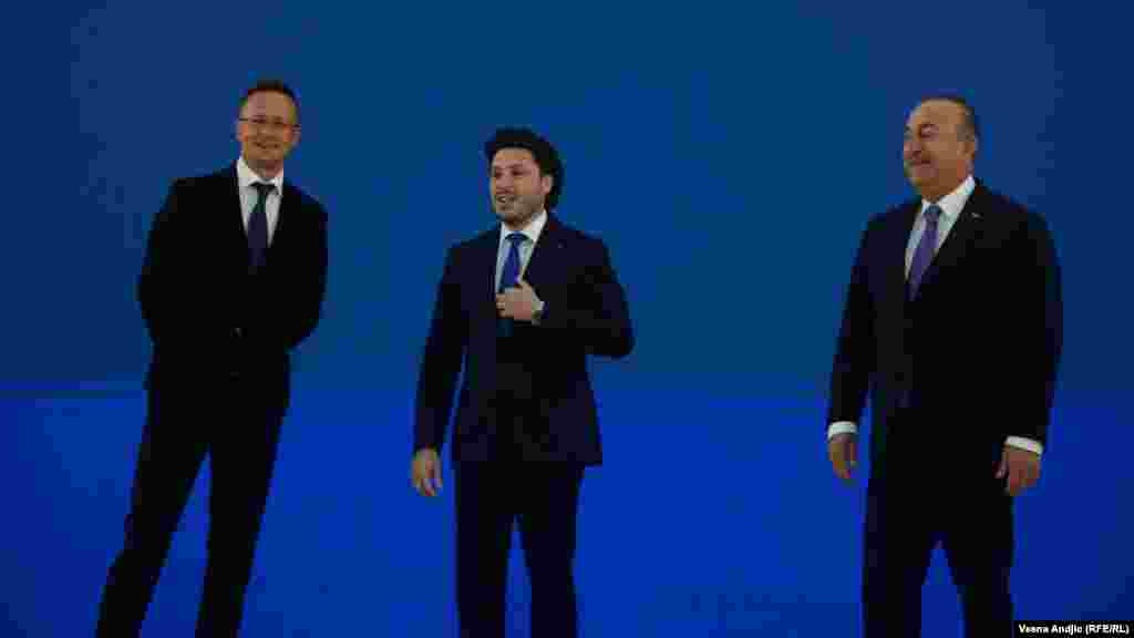 Премиерот на Црна Гора Дритан Абазовиќ, министерот за надворешни работи и трговија на Унгарија Петер Сијарто, како и министерот за надворешни работи на Турција Мевлут Чавушоглу, учесници на самитот во Белград.