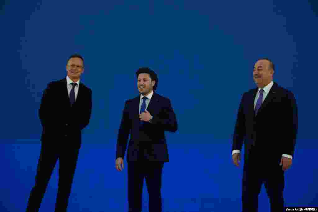 Ministar spoljnih poslova i trgovine Mađarske Peter Sijarto, crnogorski premijer u tehničkom mandatu Dritan Abazović i ministar spoljnih poslova Turske Mevlut Čavušolu raspoloženi pred početak Samita.