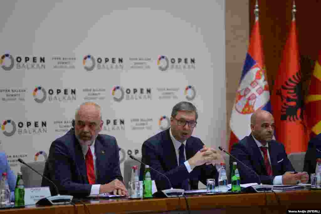 "Od uspeha ovog projekta zavisi koliko ćemo da učvrstimo mir i stabilnost u našem regionu", rekao je predsednik Srbije Aleksandar Vučić na samom početku Samita. Na fotografiji u sredini, pored premijera Albanije (levo) i Severne Makedonije (desno).