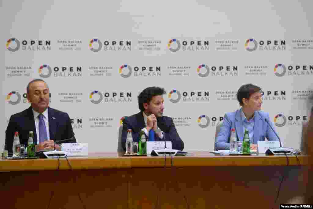 Crnogorski premijer u tehničkom mandatu Dritan Abazović (u sredini) poručio je da je "Otvoreni Balkan" za kratko vreme pokazao da može da obezbedi sigurnost. On je potvrdio da Crna Gora nije članica inicijativa, ali i da smatra da bi većina građana izabrala da ne čeka na granicama.