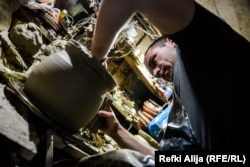 Dušani pravi glineni lonac.