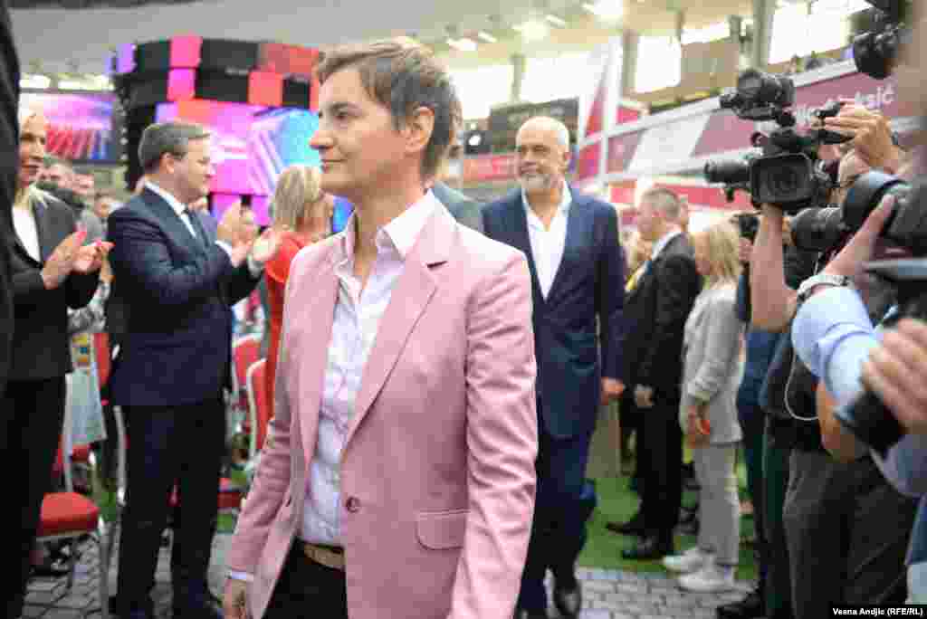 Među prisutnima je bila i Ana Brnabić, dosadašnja premijerka Srbije i mandatarka za sastav buduće Vlade.&nbsp;