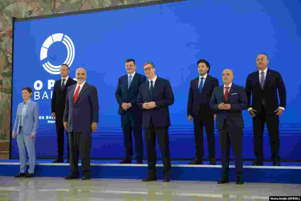 Ipak, na Samit su stigli i predsedavajući Saveta minsitara BiH Zorn Tegeltija, premijer Crne Gore&nbsp; u tehničkom mandatu Dritan Abazović, ministar spoljnih poslova i trgovine Mađarske Peter Sijarto i ministar spoljnih poslova Turske Mevlut Čavušolu. Na fotografiji sa liderima država Iz "Otvorenog Balkana", predsjednikom i premijerkom Srbije Aleksandrom Vučićem i Anom Brnabić, premijerom Albanije Edijem Ramom i premijerom Severne Makedonije Dimitrom Kovačevskim.