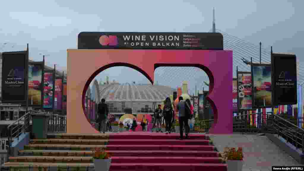 Првиот меѓународен саем за вино, кој се одржува во рамки на регионалната иницијатива &bdquo;Отворен Балкан&ldquo;, беше отворен на 1 септември на саемот во Белград.