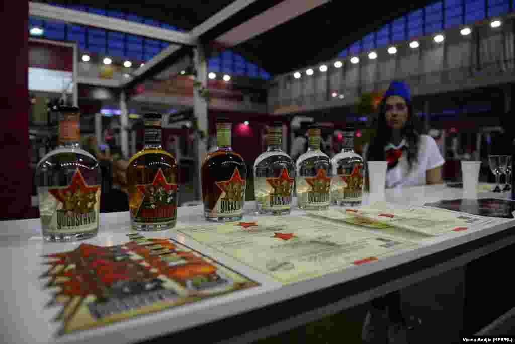 На одредени штандови беа презентирани и други алкохолни пијалоци. Овој производител го базираше својот бренд на симболите на социјалистичка Југославија.