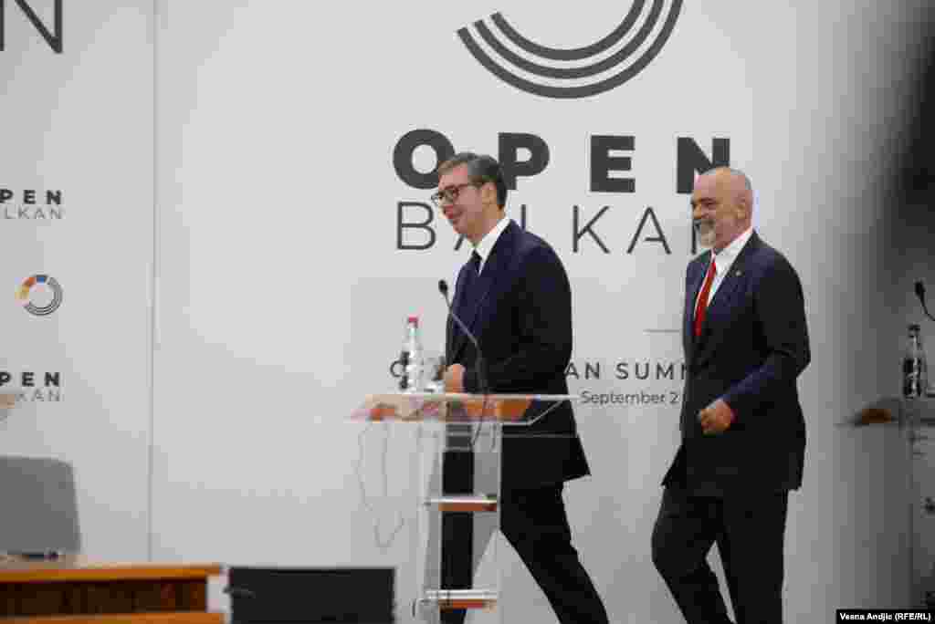 Premijer Albanije Edi Rama je pozvao Evropsku uniju da tokom ove zime i krize sa energentima na Zapadnom Balkanu "ne ponovi isto ponašanje" kao tokom pandemije COVID-19.&nbsp;"Mi se dobro sećamo kako su zemlje Zapadnog Balkana na početku pandemije tada bile primorane da se okrenu Kini, Rusiji, Turskoj &hellip; zato što je Evropska unija gledala samo sebe", rekao je Rama. Fotografija sa završne konferencije za novinare.