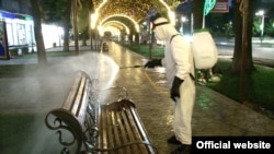 Hojand. Köçede dezinfeksiýa geçirilýär. 