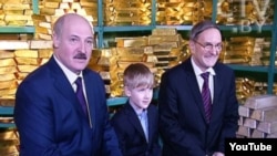 Аляксандар Лукашэнка, Мікалай Лукашэнка, Пётр Пракаповіч ў сховішчы золата Нацыянальнага банку. Архіўнае фота